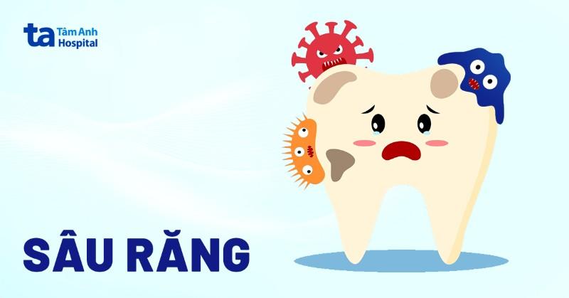 Một người trẻ tuổi đang nhăn mặt thể hiện sự khó chịu khi được khuyên tránh khạc nhổ hoặc súc miệng mạnh sau nhổ răng, bối cảnh là phòng khám nha khoa